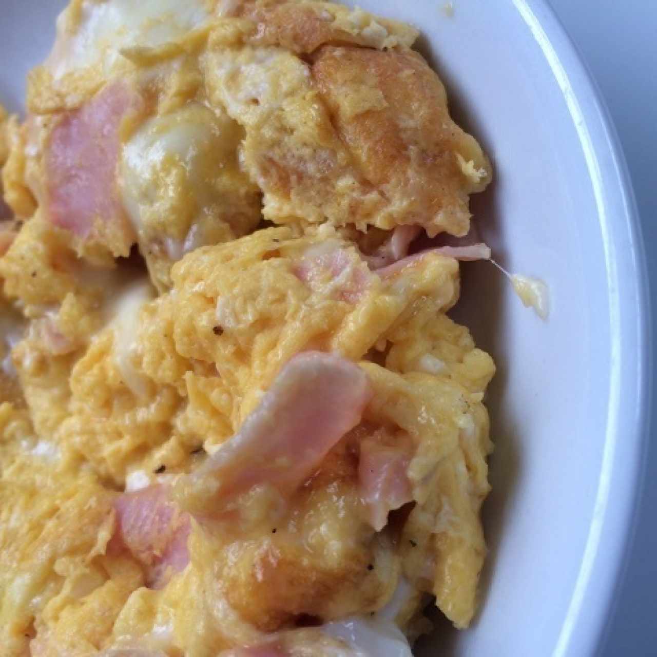Huevos con jamón y queso