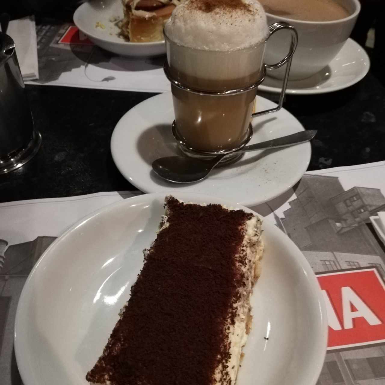 Tiramisú y cappucino