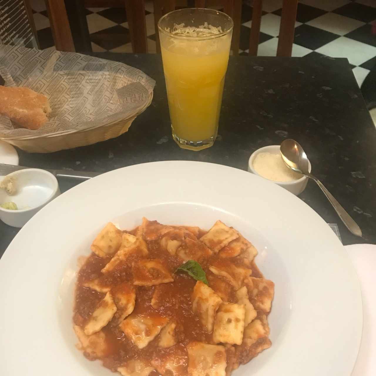 Raviolis en salsa bolognesa