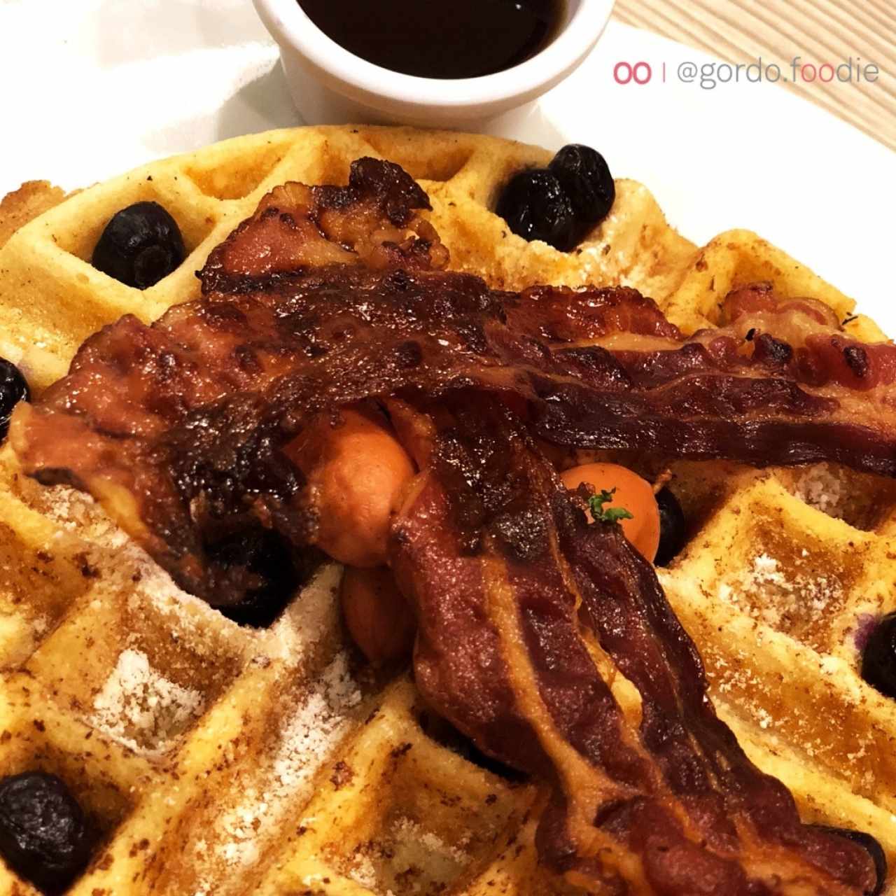 waffles con tocineta
