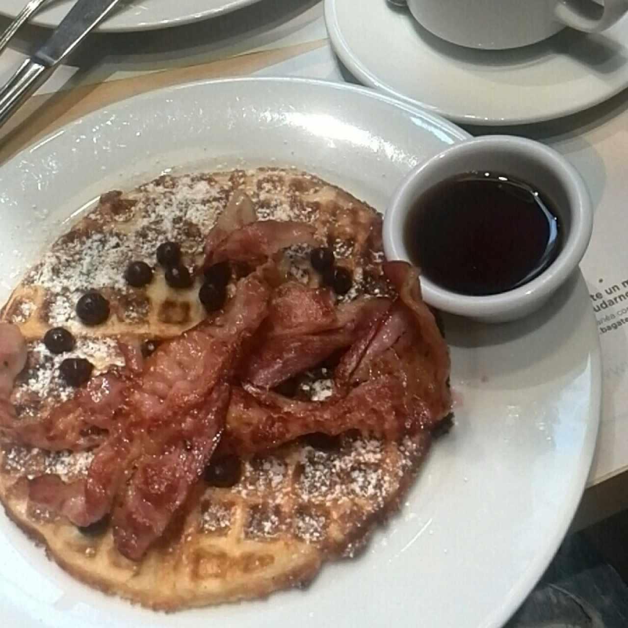 Waffle con arándanos y tocino
