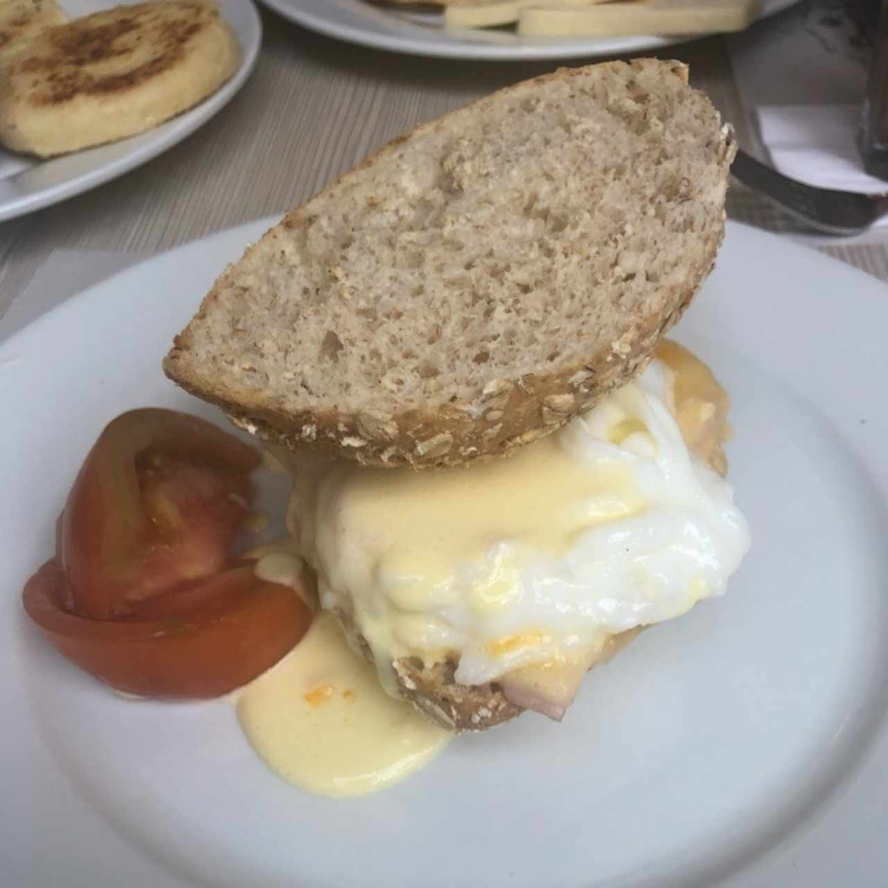 benedictine eggs con pan de avena