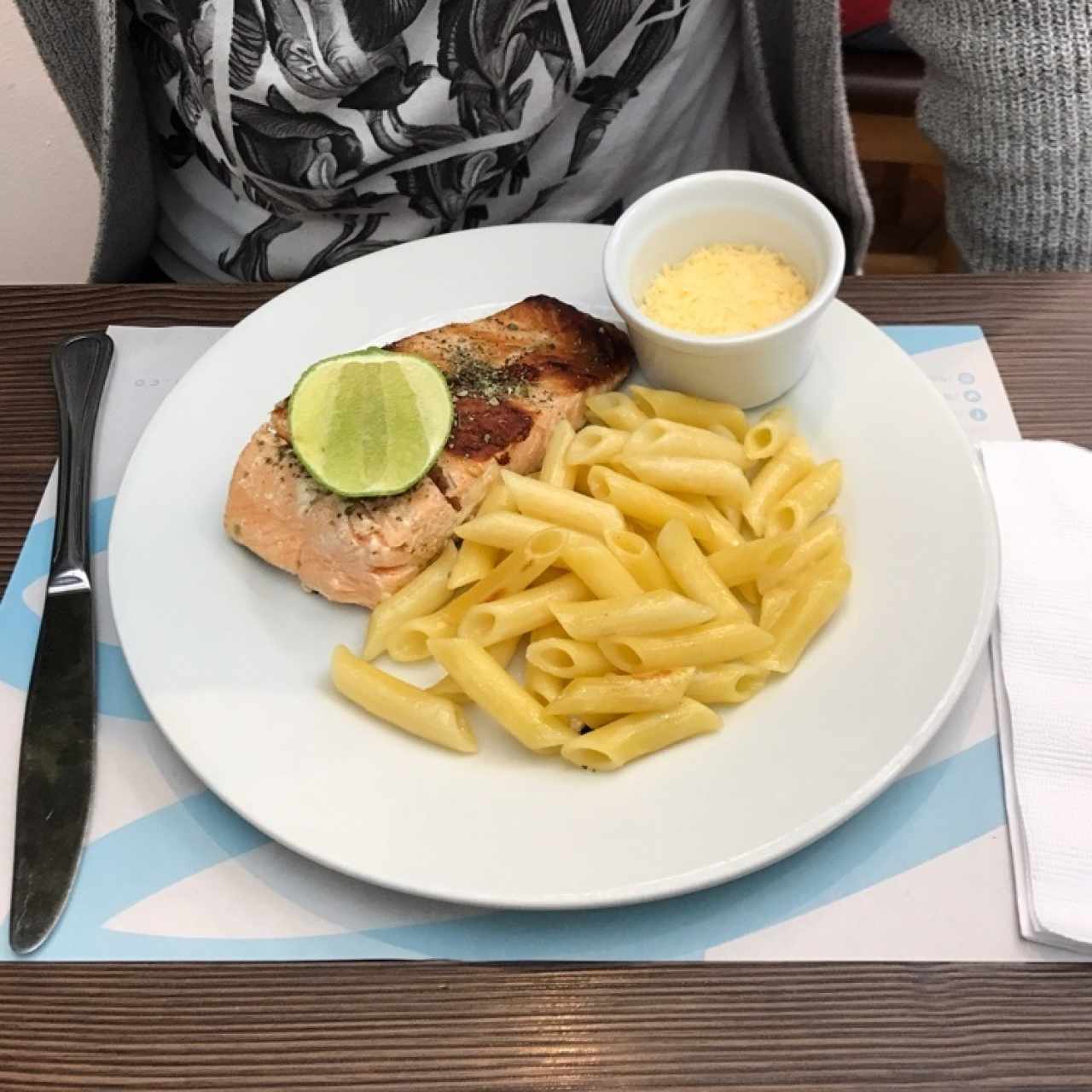 Salmón con penne al burro