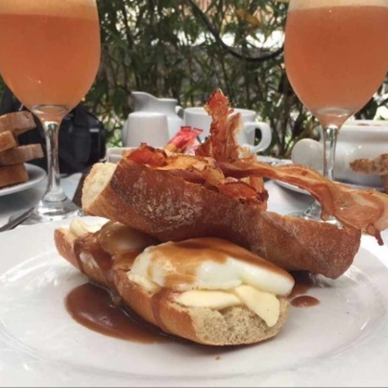 Huevos poché con tocineta y pan francés