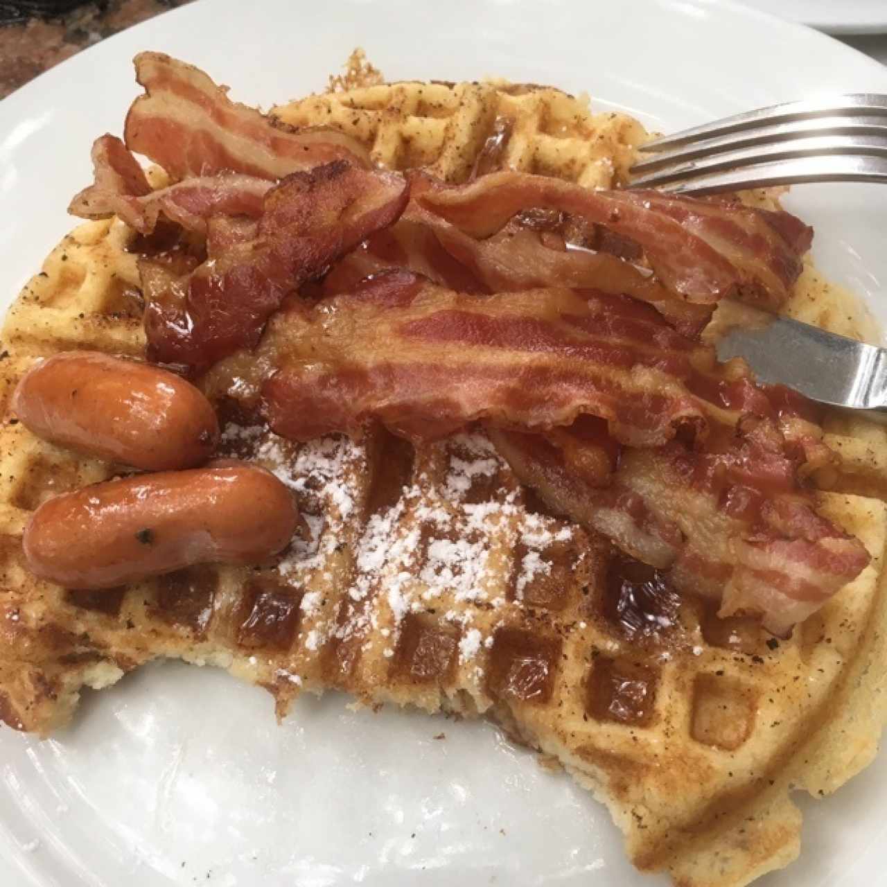 Waffles con tocineta y salchichas de cocktail