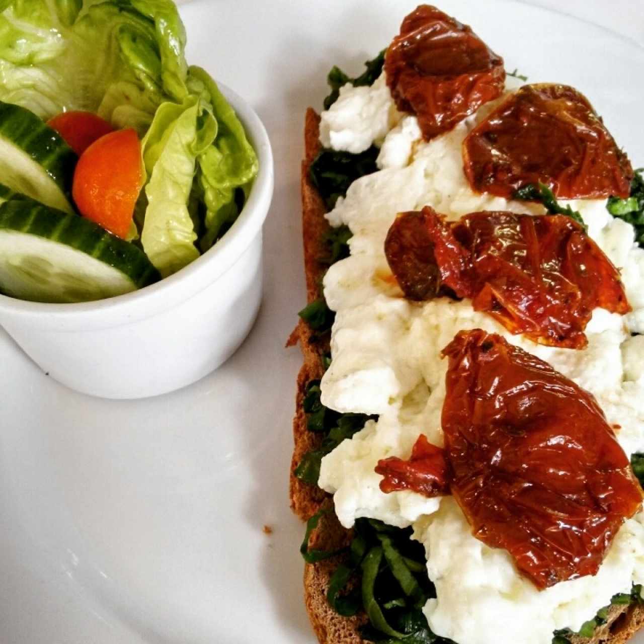 Tartine de espinaca y tomate seco