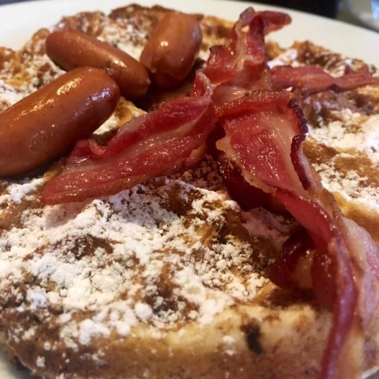 waffle con tocineta y syrup