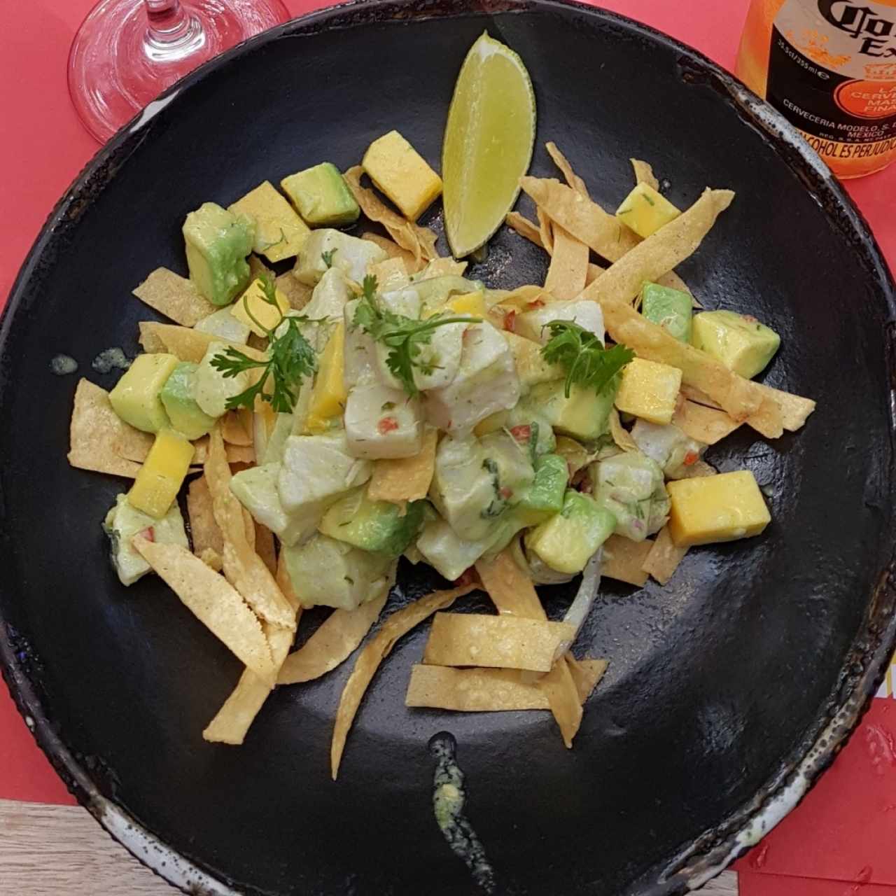 Ceviche de pescado, mango y aguacate