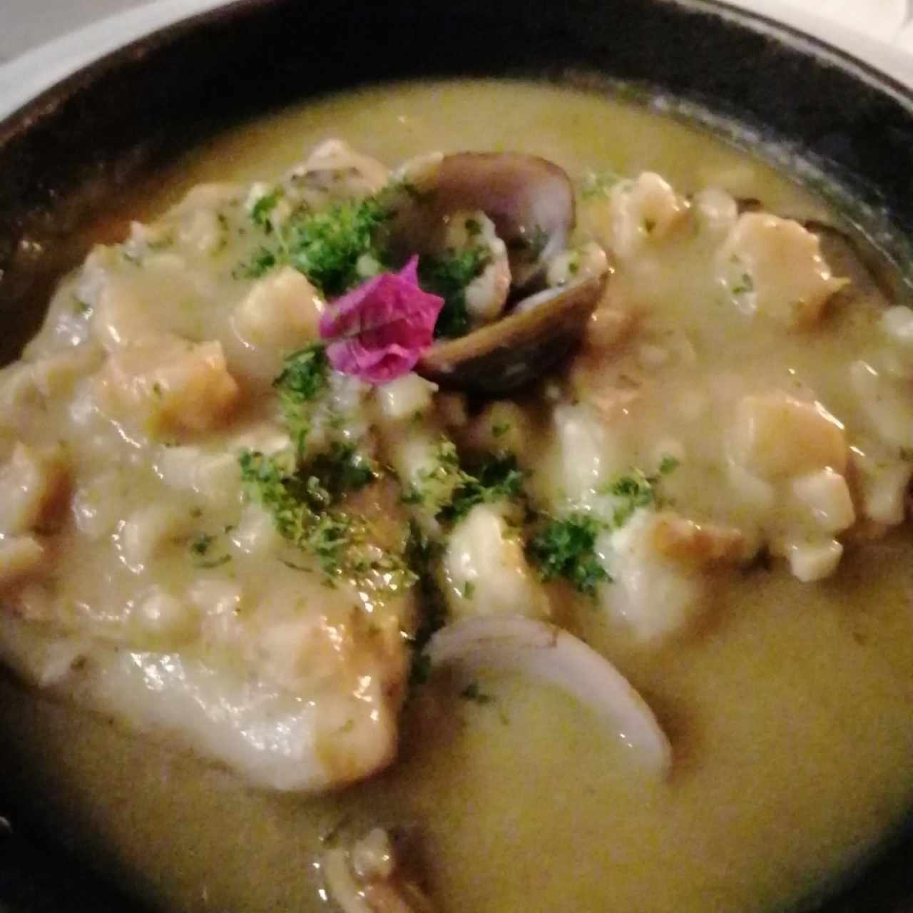 Mero en salsa de mariscos
