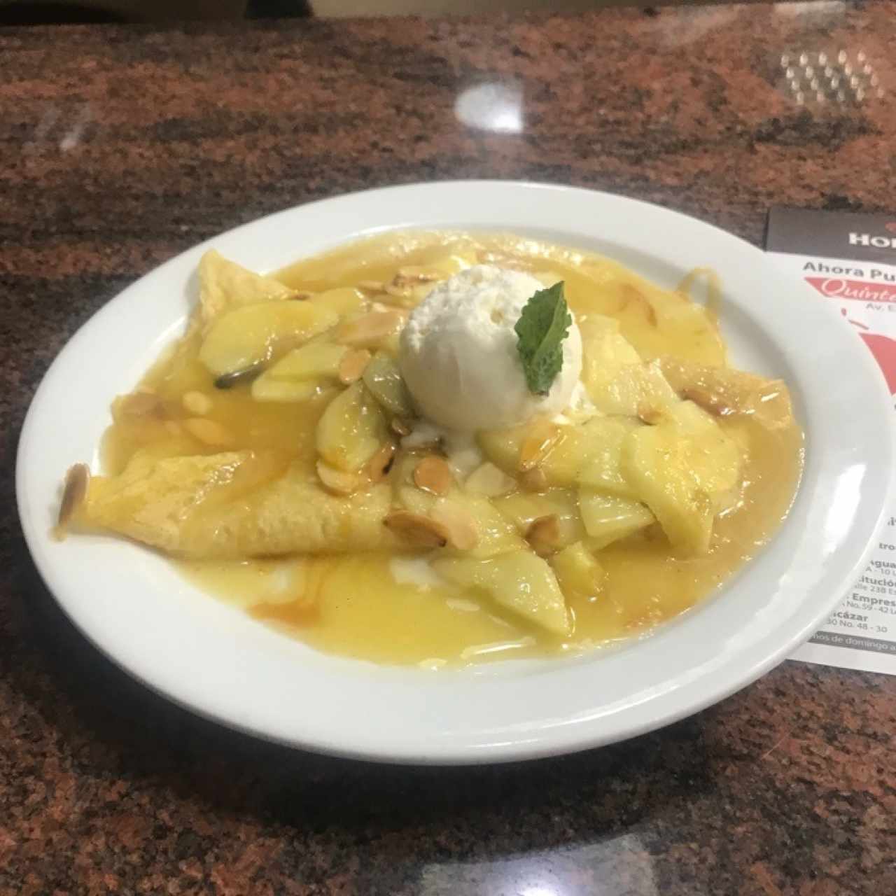 Crepe de manzana y almendras
