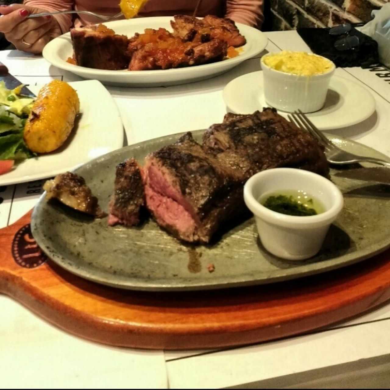 bife de chorizo y costillas en salsa tropical 