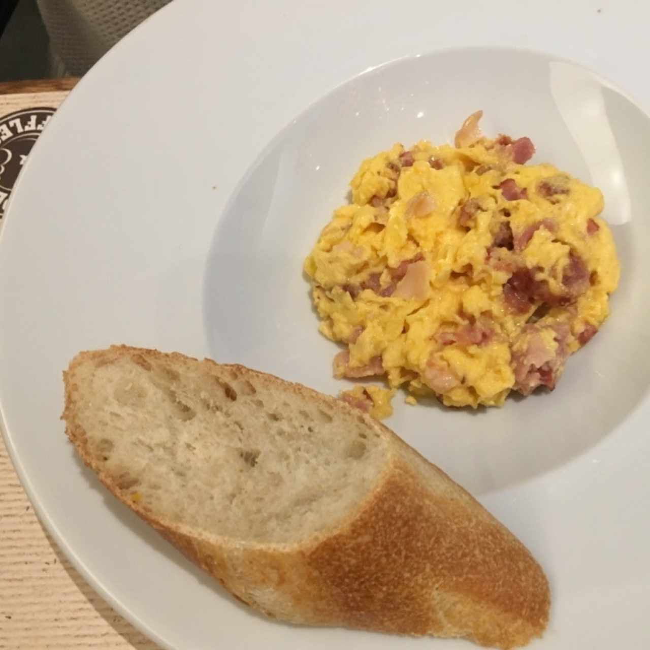 huevos revueltos con tocineta