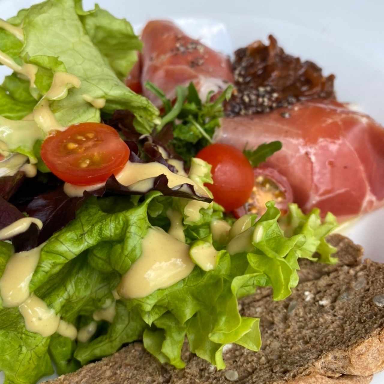 Ensalada con jamon serrano y mozarellinas