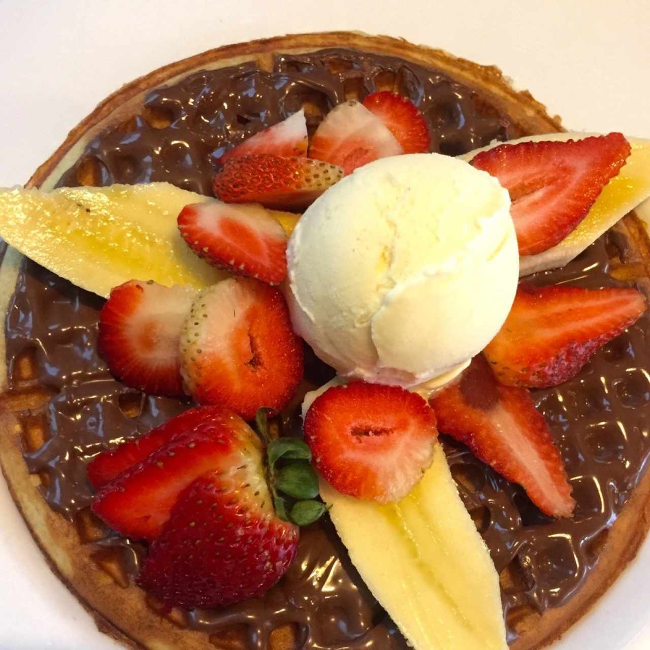 waffle de nutella, banano y fresas