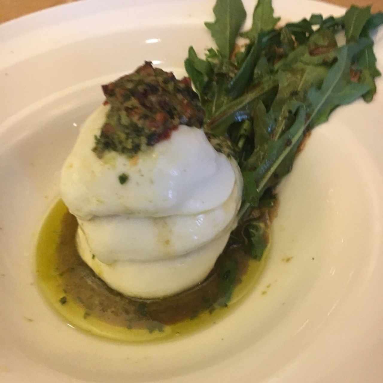 Ensalada de mozzarela de buffala, tomate y rugula