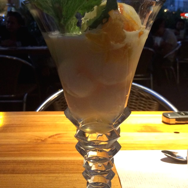 Lyches con helado de naranja
