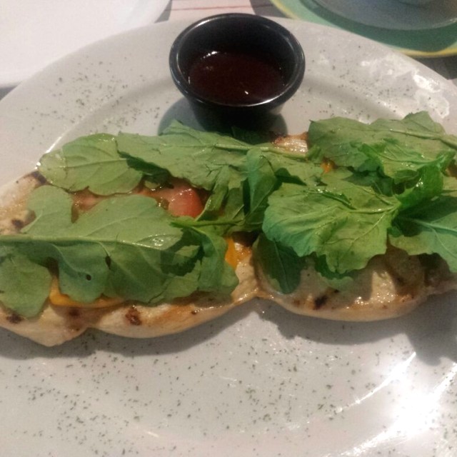 Pollo a la plancha con tomate, rugula y queso