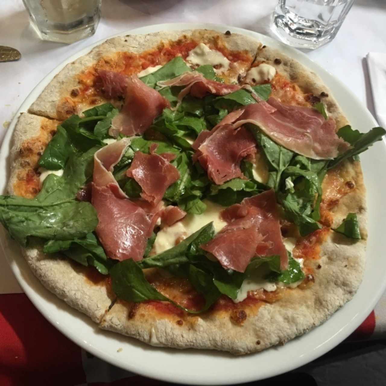 Pizza integral de burrata y prosciutto