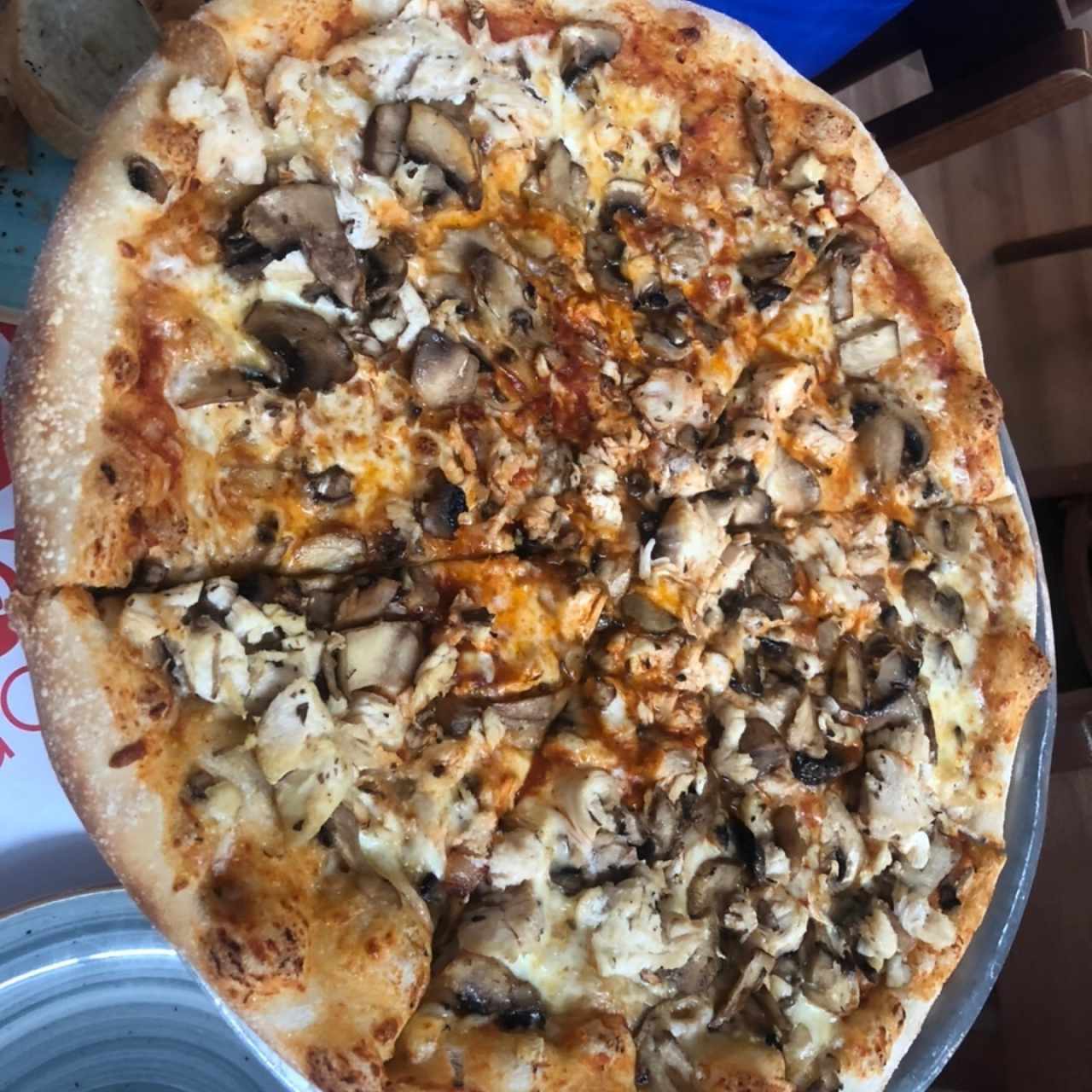 Pizza pollo con champiñones