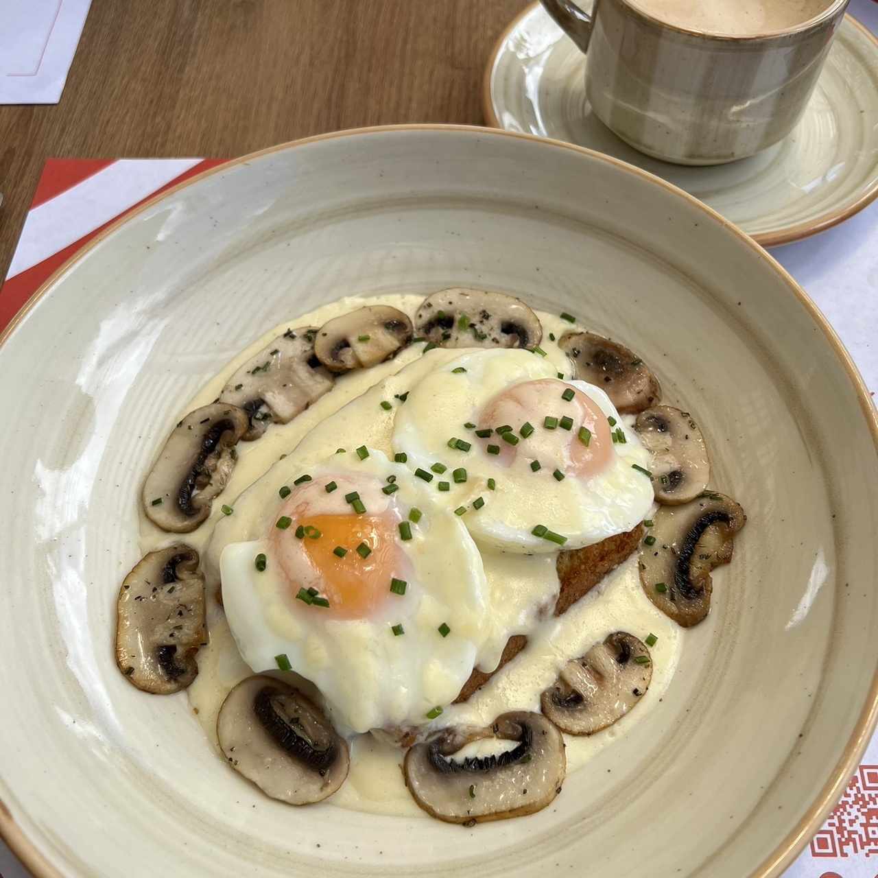 Huevos Pochados con Champiñones