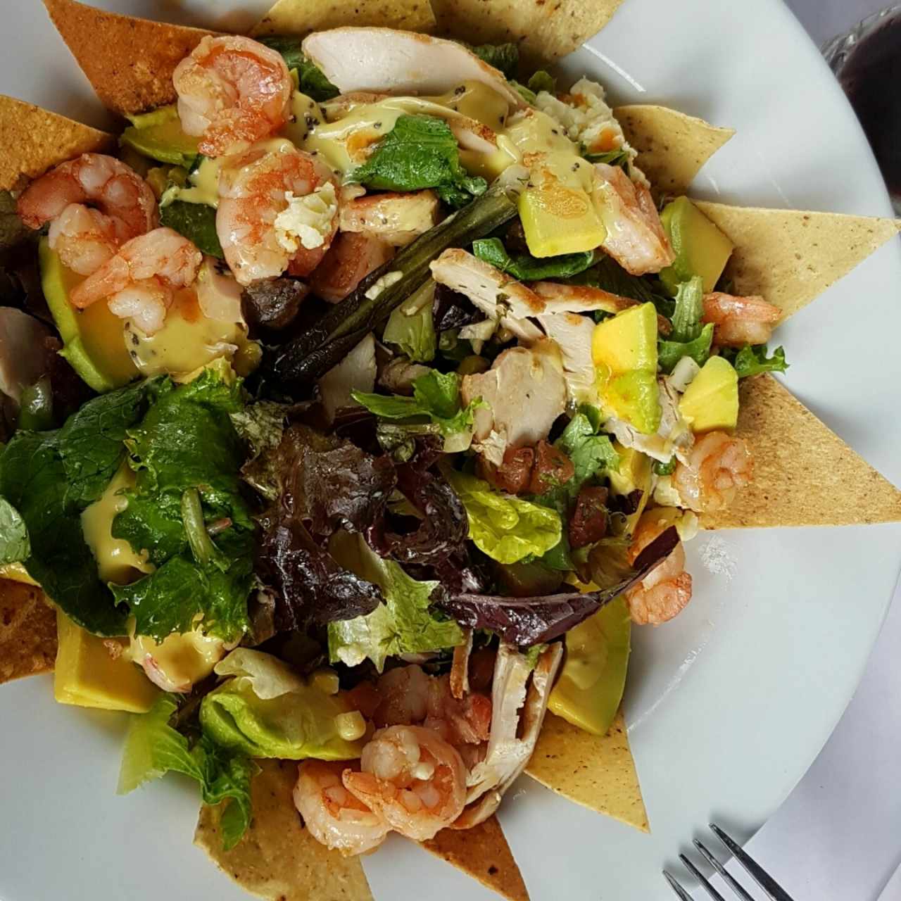 Ensalada mexicana con adición de camarones.