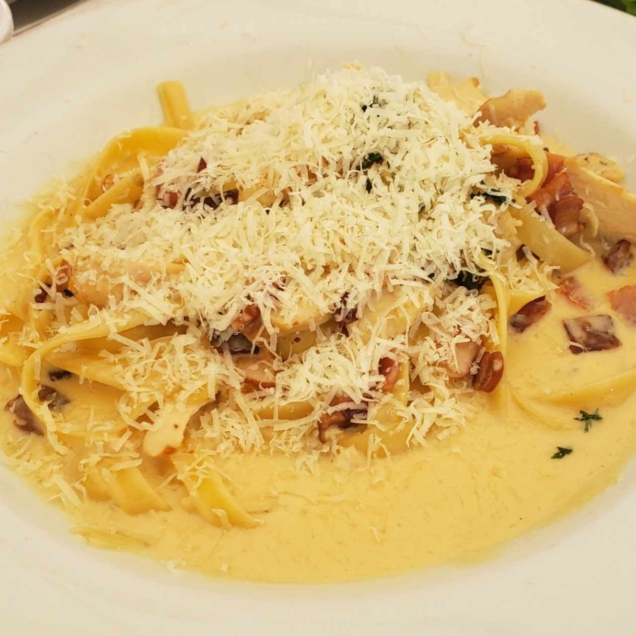 Fetuccine Alfredo con Pollo