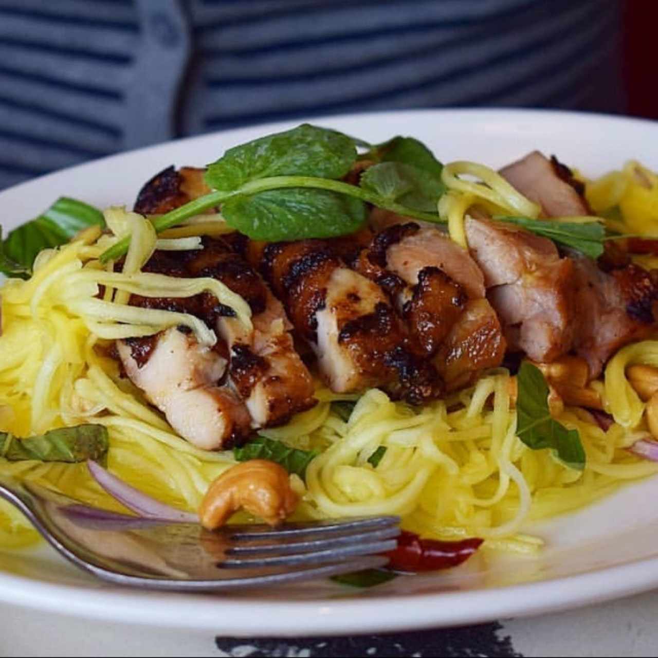pollo con ensalada de mango!