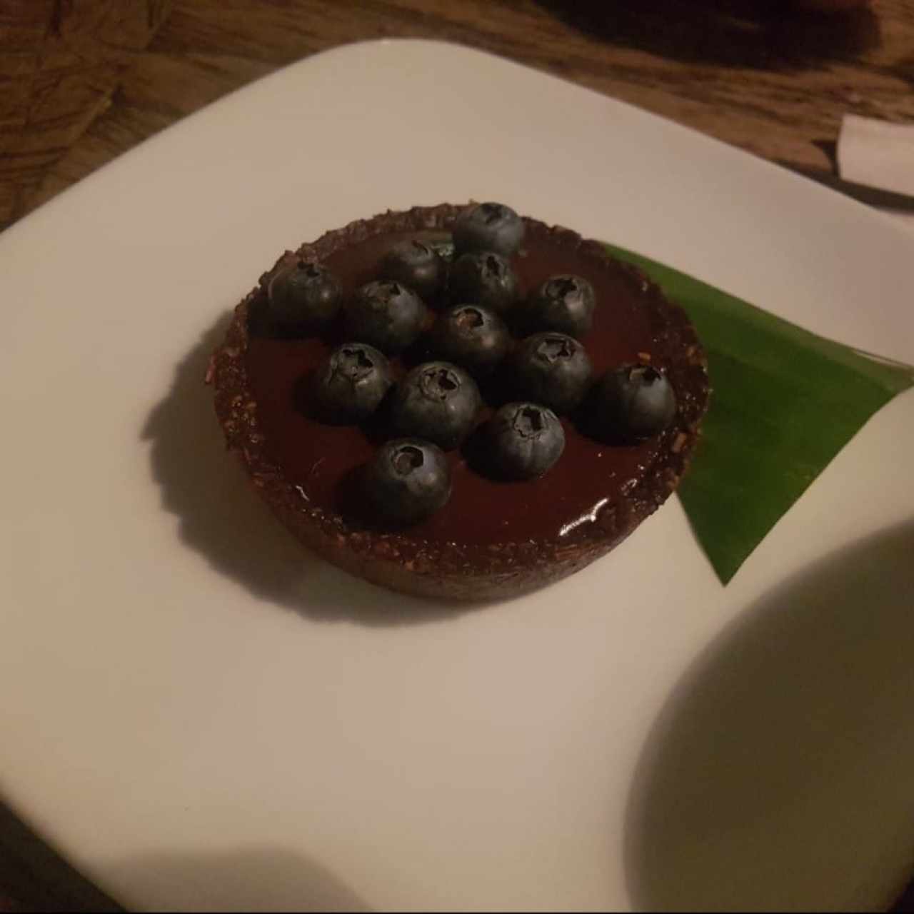 tartaleta de chocolate y arequipe con arandanos
