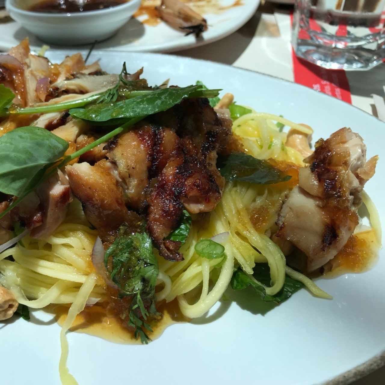pollo con ensalada de mango