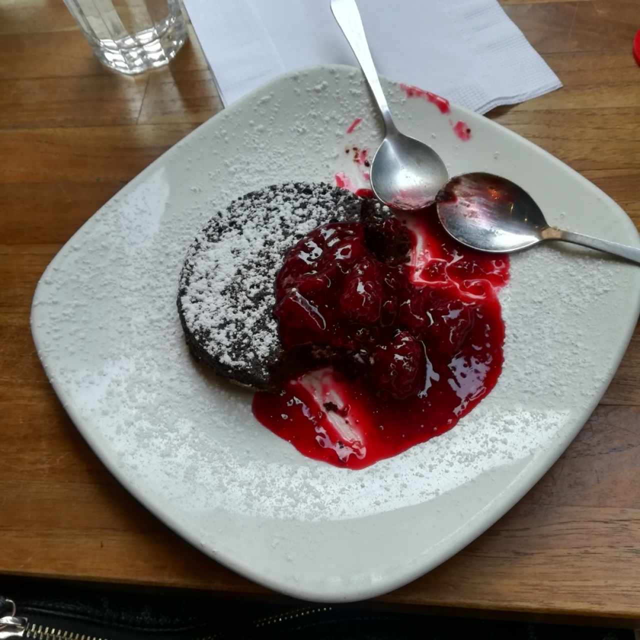 Tarta de chocolate y salsa de mora