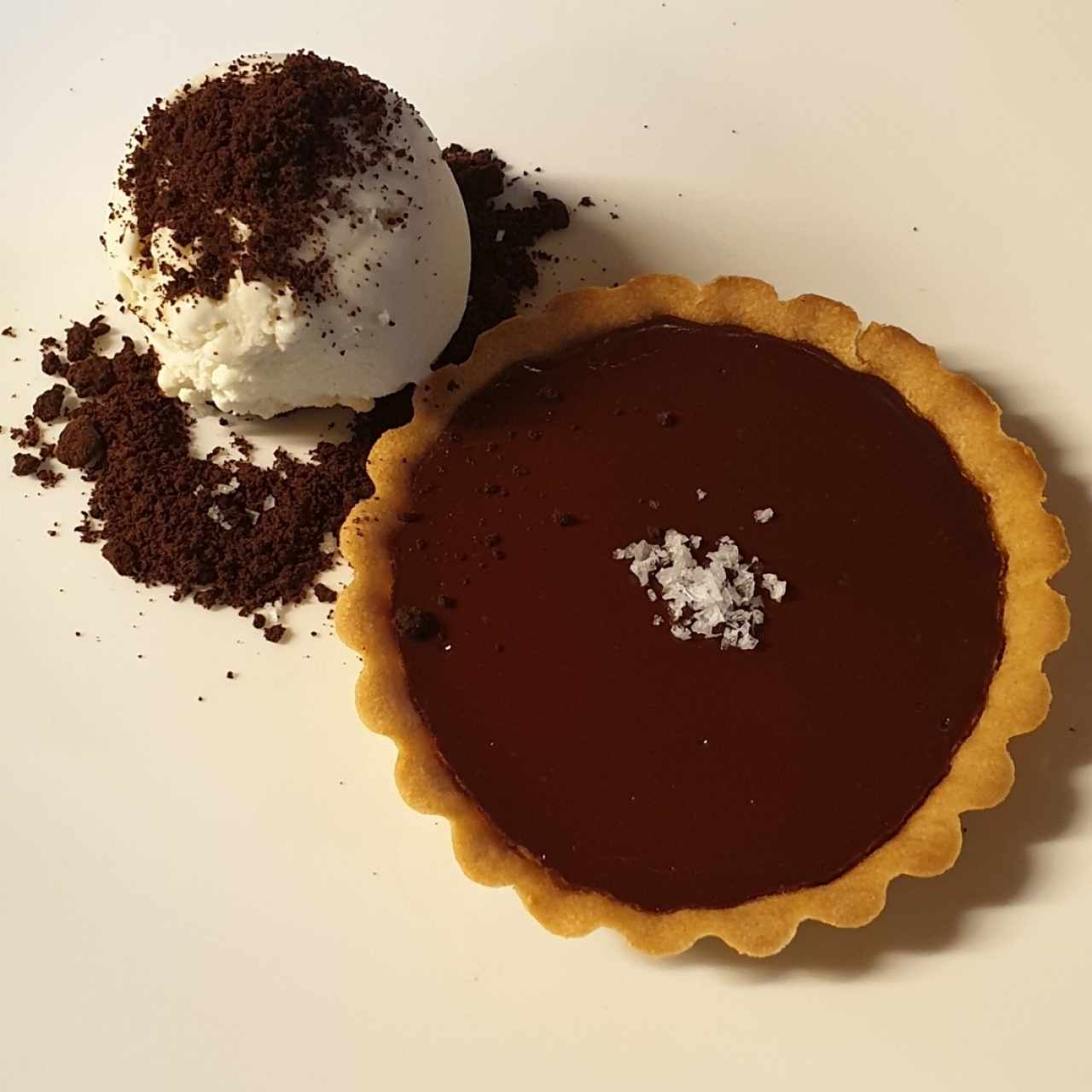 Tartaleta de chocolate, arequipe y sal marina