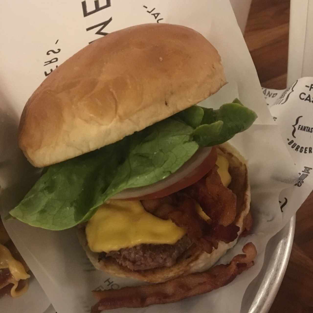Hamburguesa con queso y tocineta