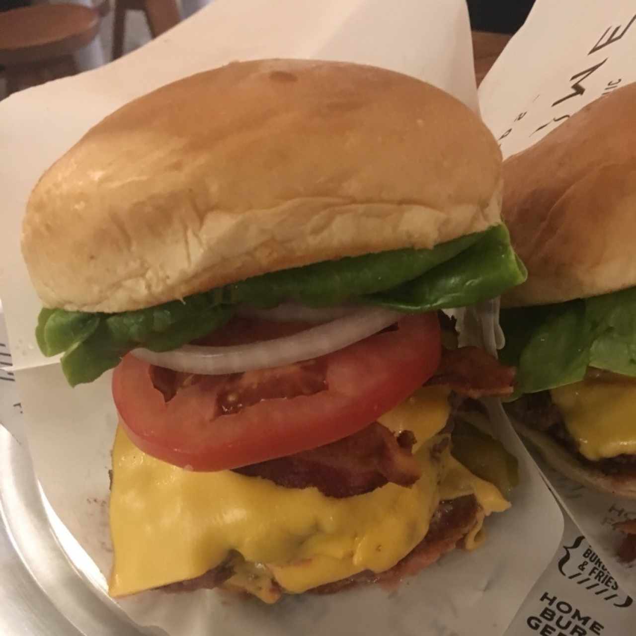 Hamburguesa sencilla con queso y tocineta