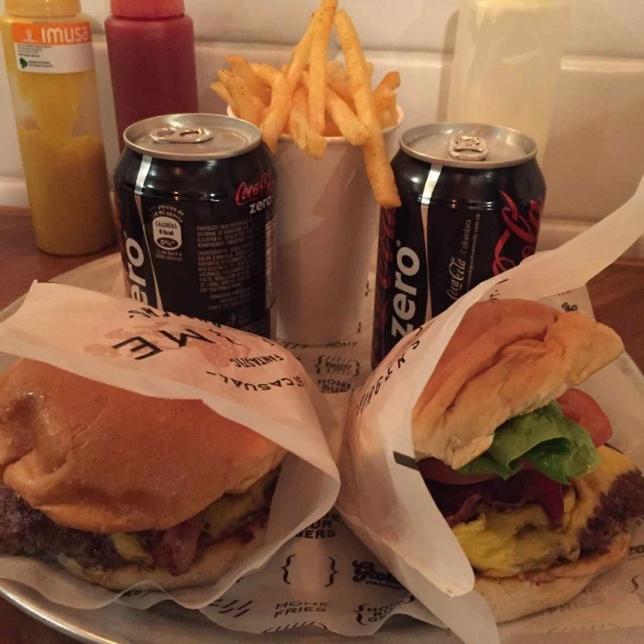 hamburguesa sencilla con queso y tocineta y papas 