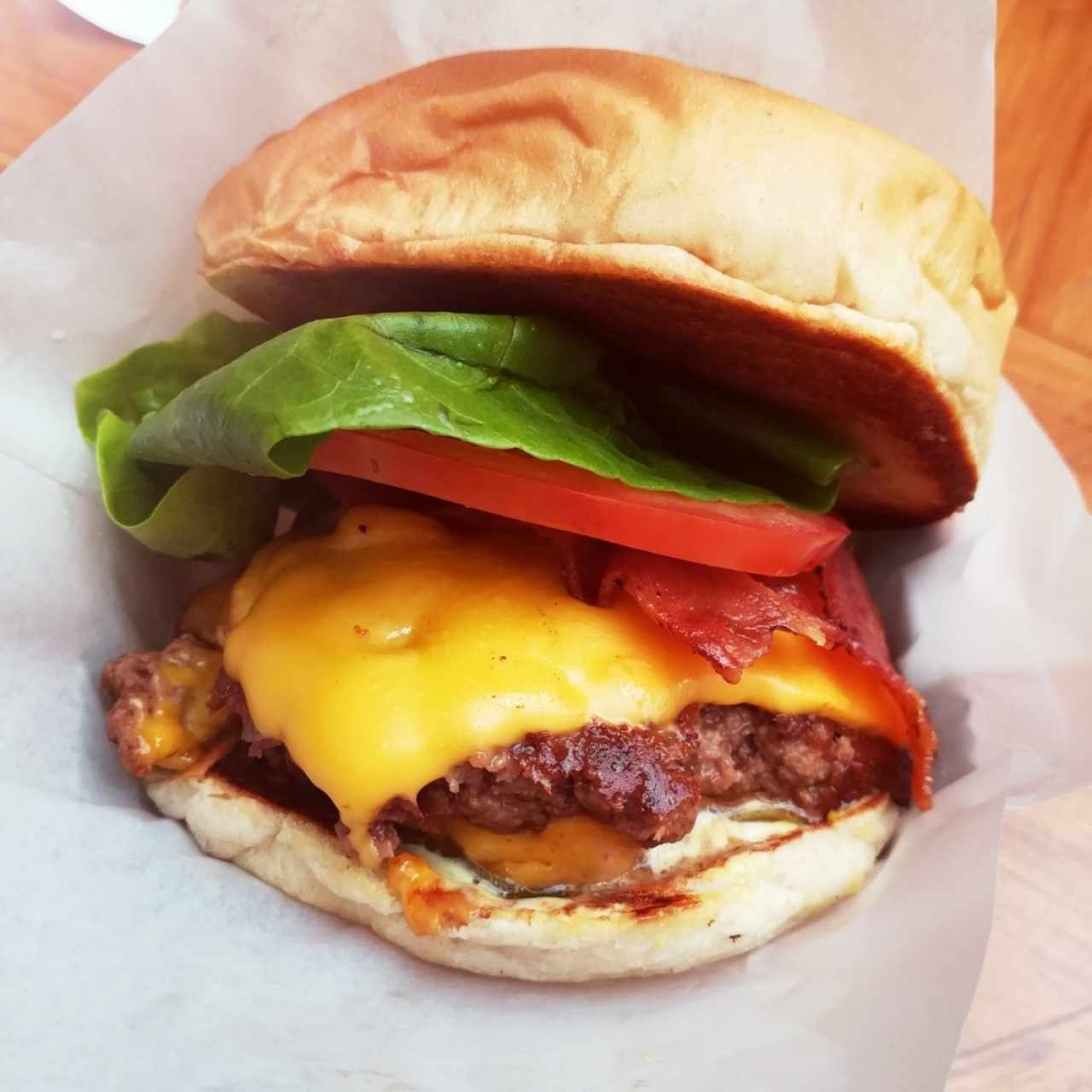Hamburguesa doble carne con tocineta y queso