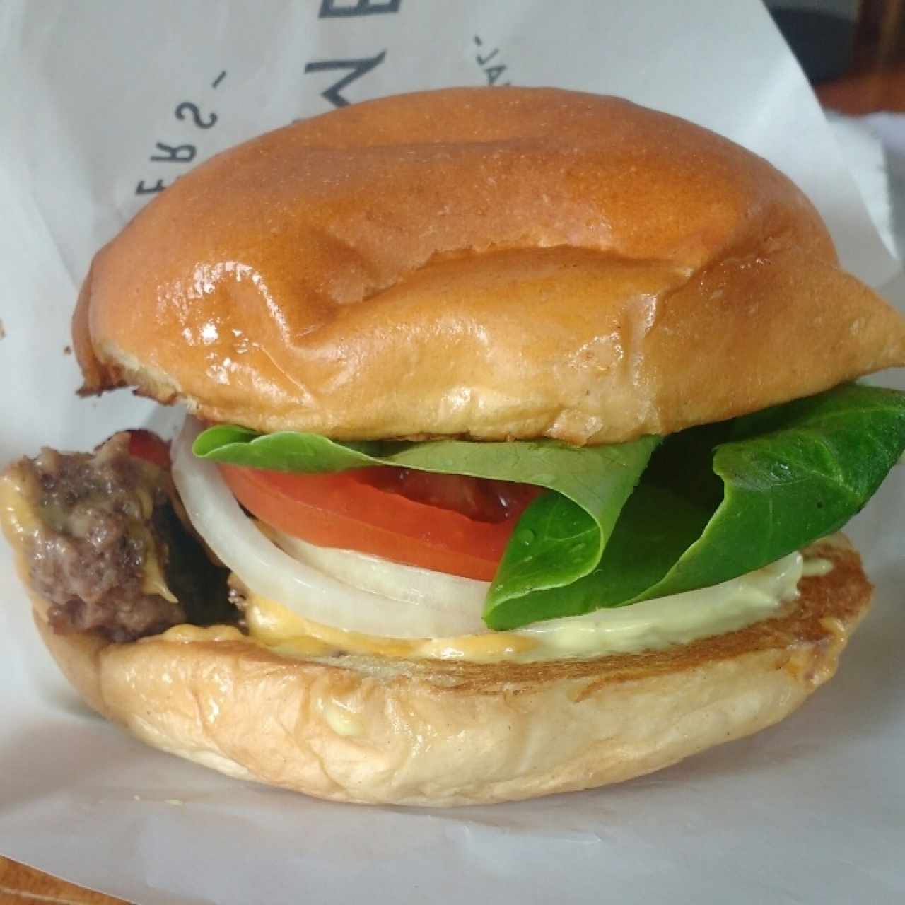 Hamburguesa sencilla con queso, tocineta y cebolla