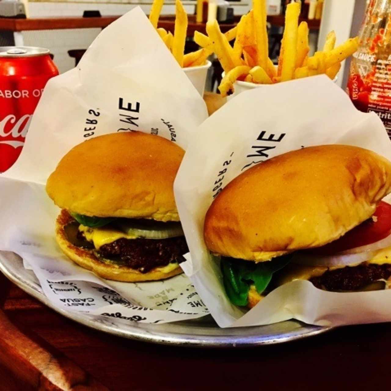 Hamburguesa sencilla con queso, cebolla y pepinillos