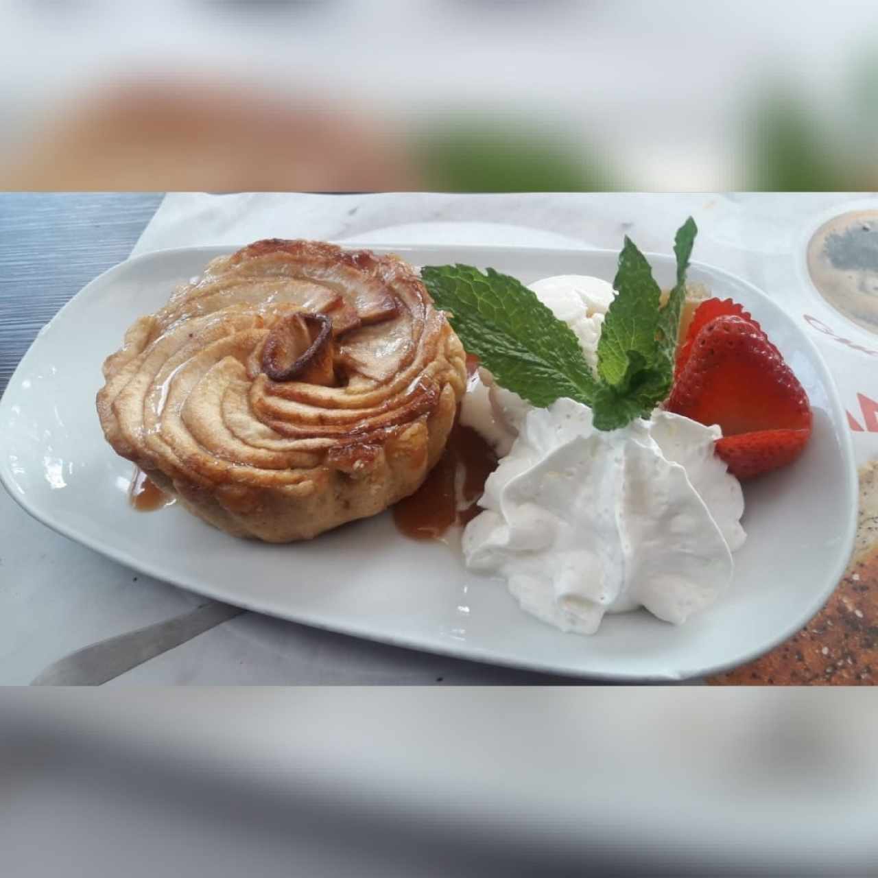 Pie de manzana y helado de vainilla