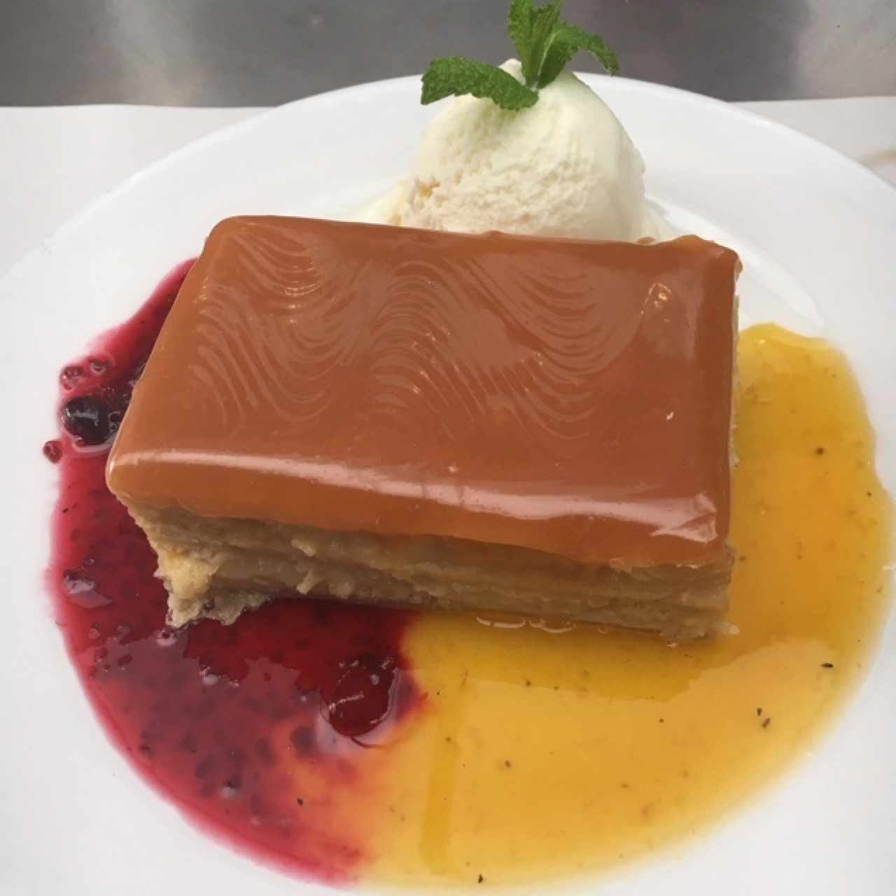 milhoja, el helado sobra. demasiada salsa.
