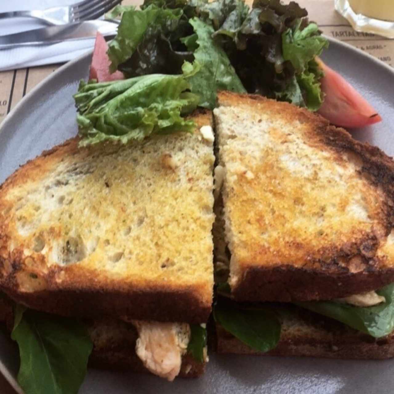 Sanduche Pollo limon con pimientos asados y pesto 