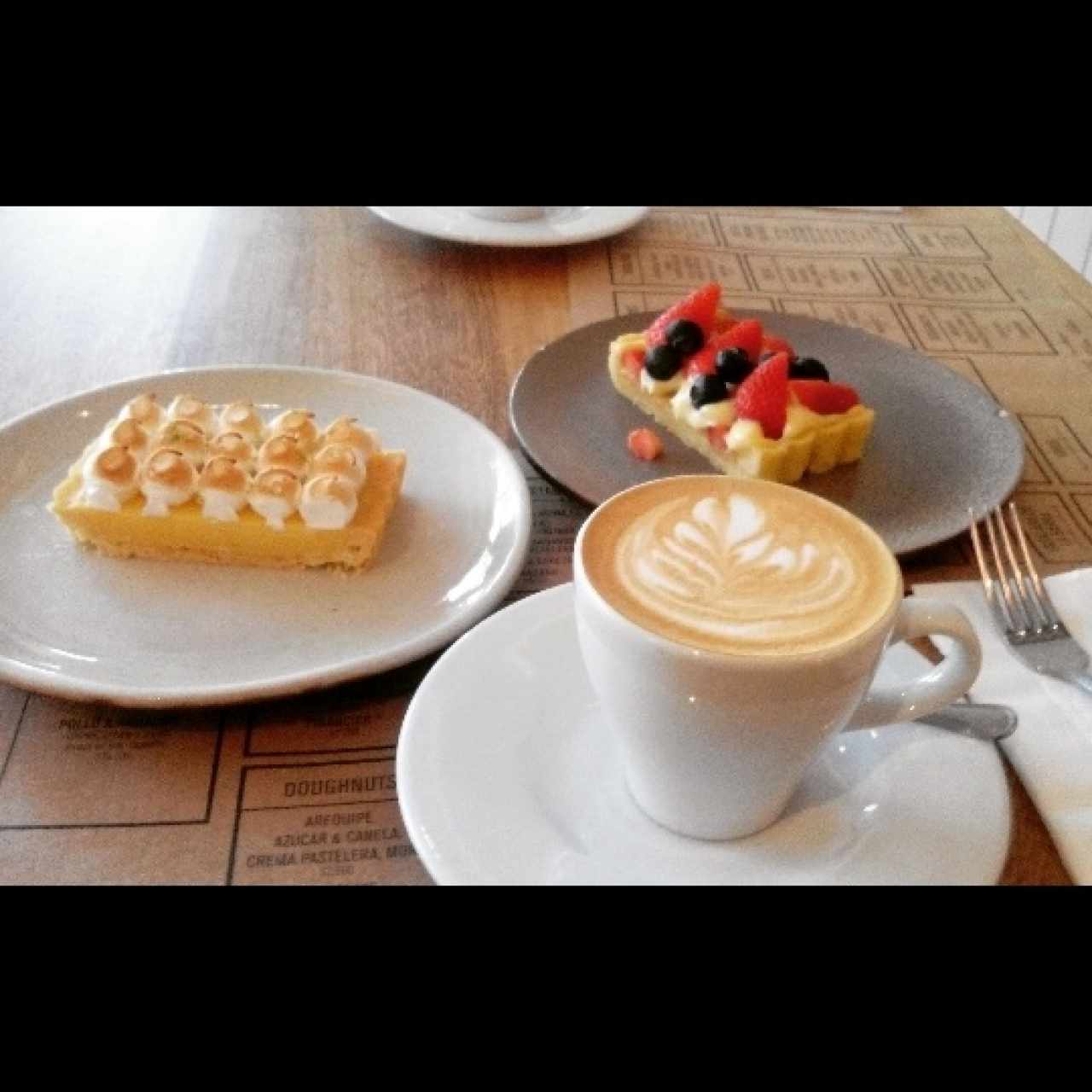 tartaleta de merengue y pie de limón y tartaleta de arándanos y fresas