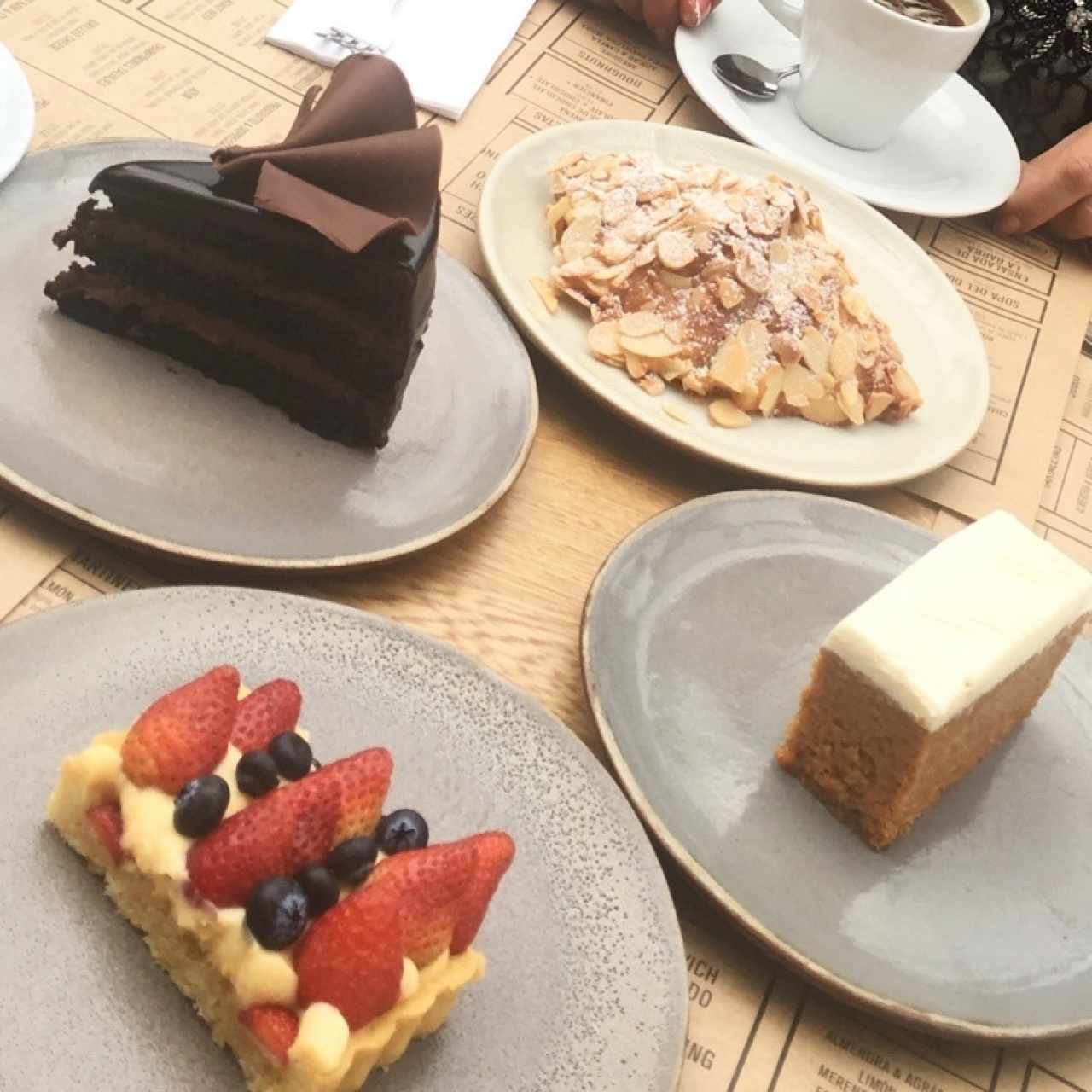 Torta de chocolate, croissant almendra, torta de zanahoria y cheesecake