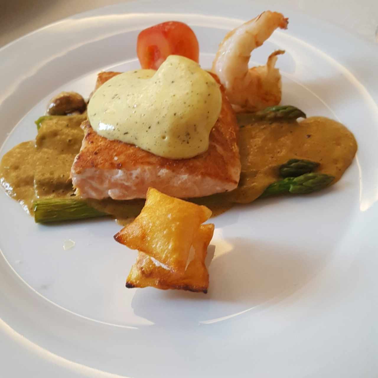 Salmón con langostinos 