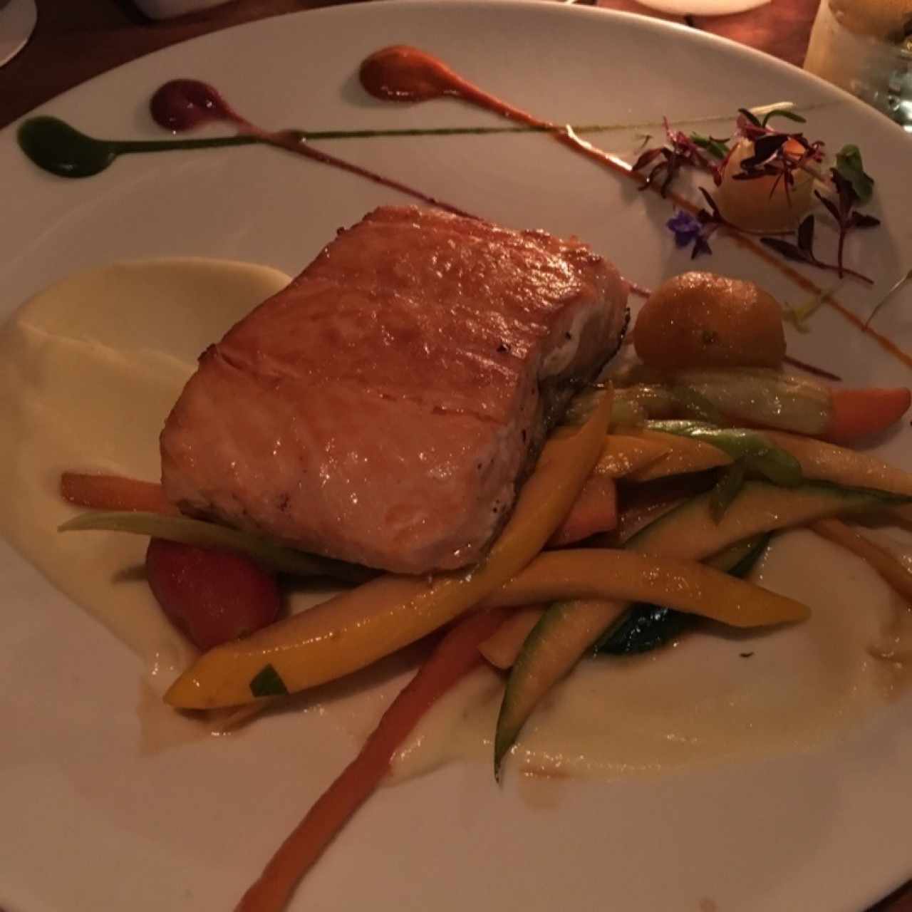 Salmón sobre crema de coliflor y verduras calientes