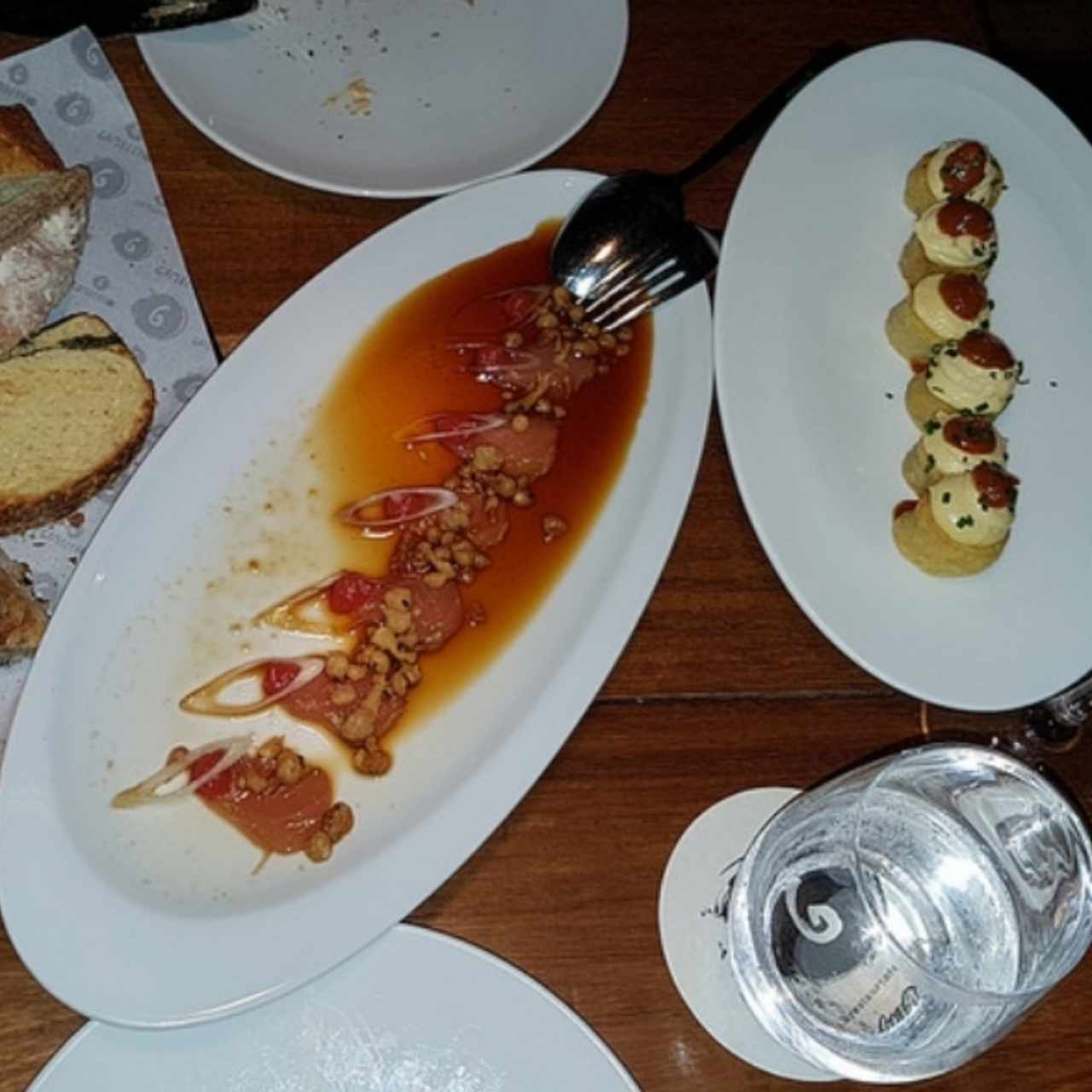 Tataki de atún y patatas bravas
