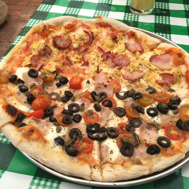 Pollo, Miel mostaza, tocineta / Boccocinos de bufala, aceitunas negras, jamon de cordero