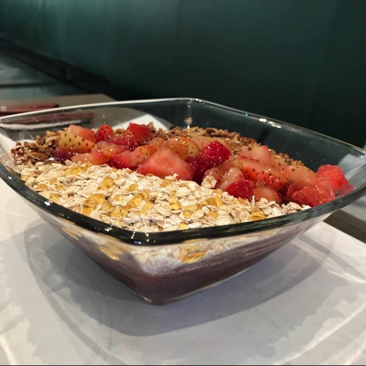 Acai, granola y fresas
