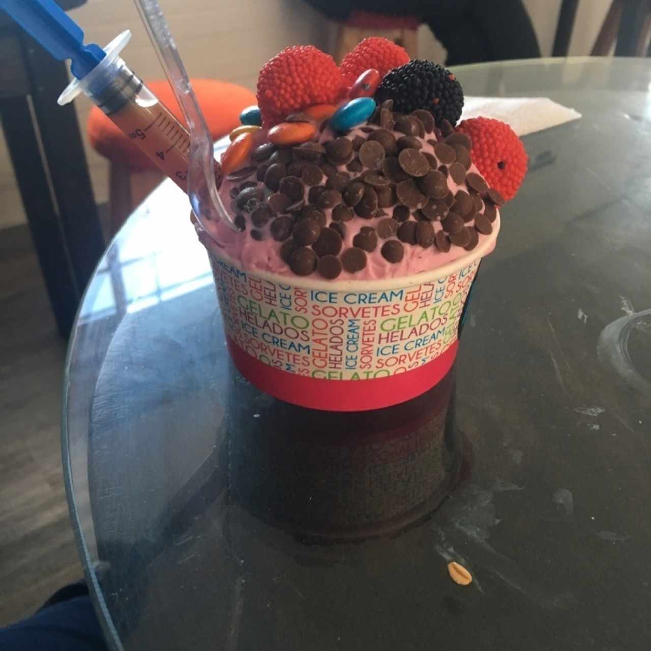Helado con base de yogurt de frutos rojos. 
