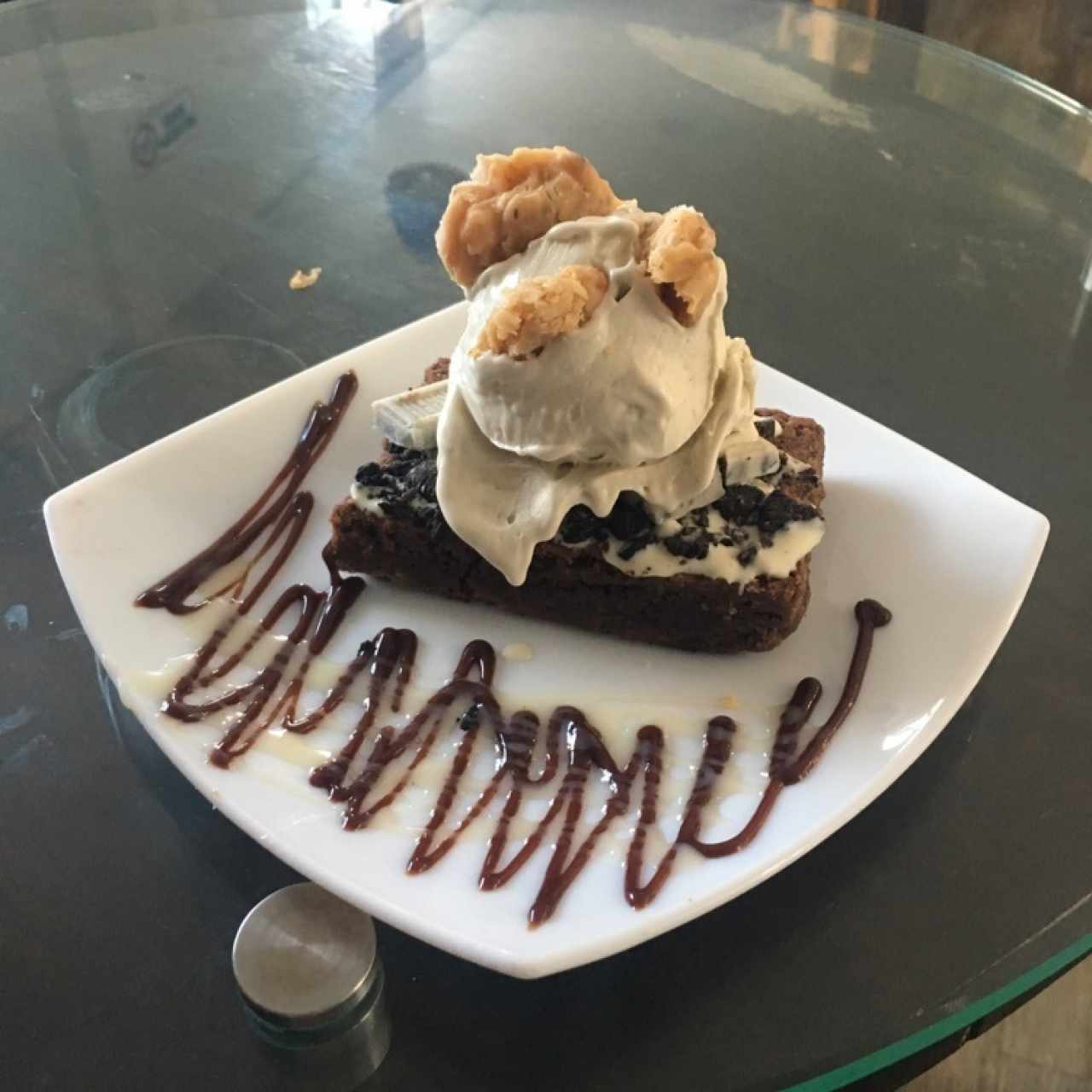 Brownie de cookies & cream con helado de mantequilla de maní. 