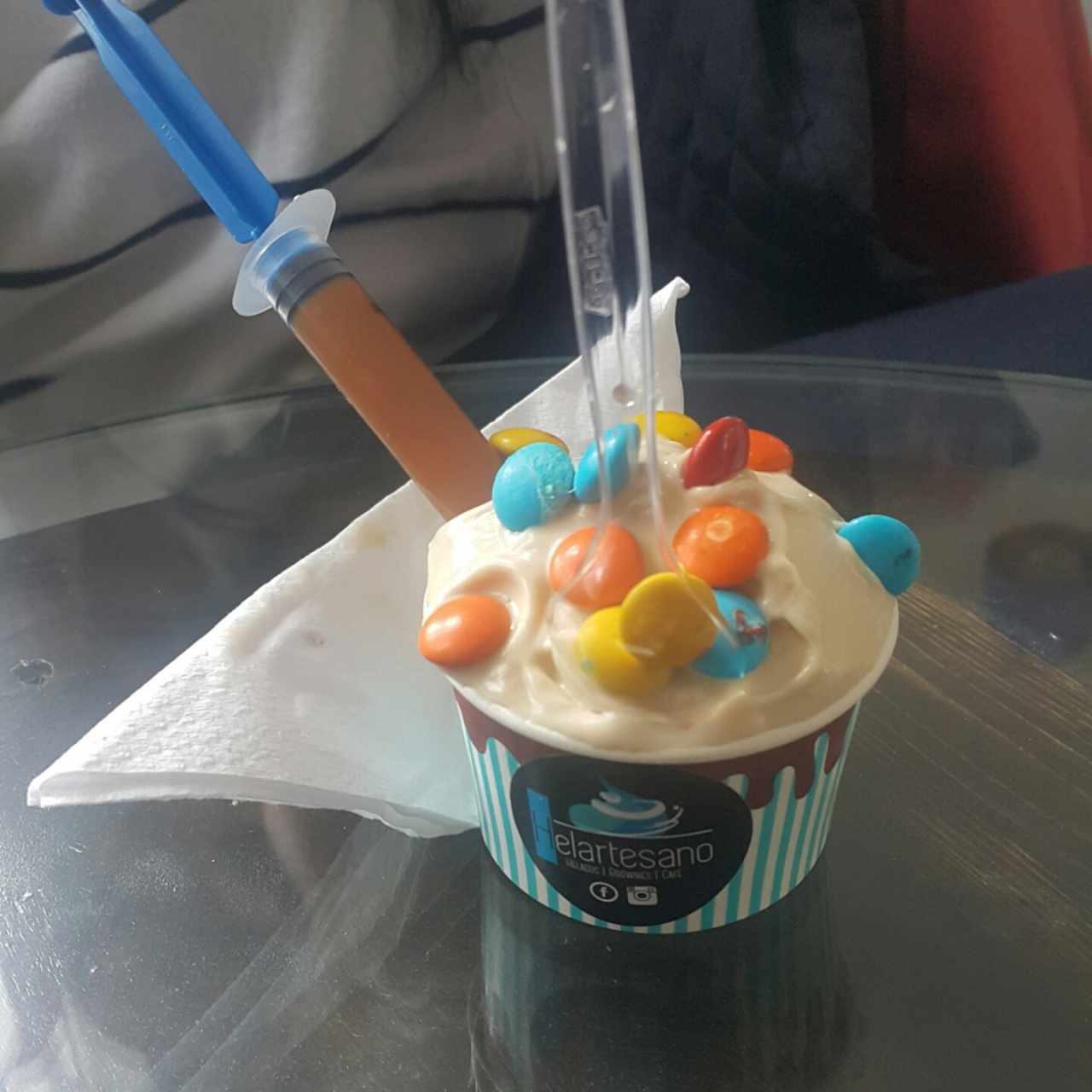 macadamia con shot de arequipe y m&m